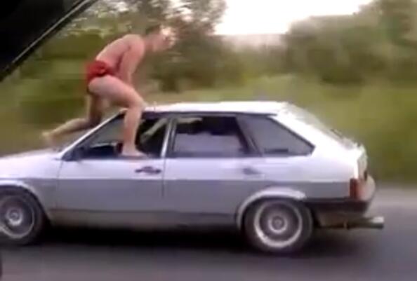 ВИДЕО: Руски авто-сърфист по гащи ВИДЕО: Руски авто-сърфист по гащи