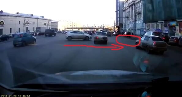 ВИДЕО: Най-бруталното паркиране от жена, което ще видите ВИДЕО: Най-бруталното паркиране от жена, което ще видите