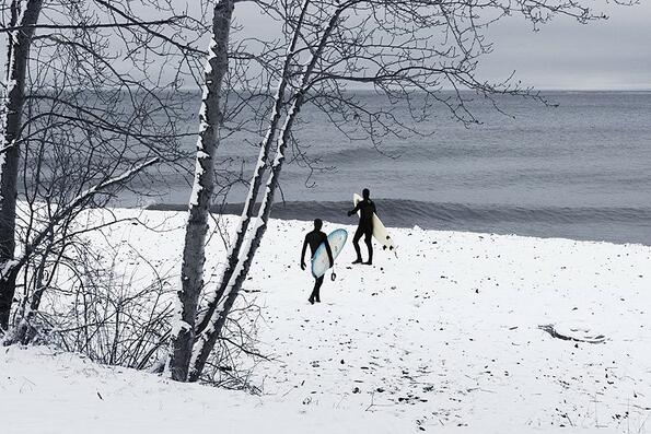 Сърфинг в полузамръзналите води на Горното езеро в САЩ? Сърфинг в полузамръзналите води на Горното езеро в САЩ?