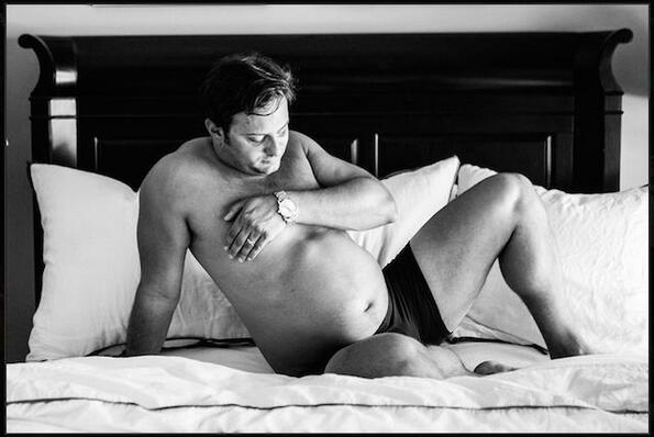 Бременен мъж позира за фотосесия