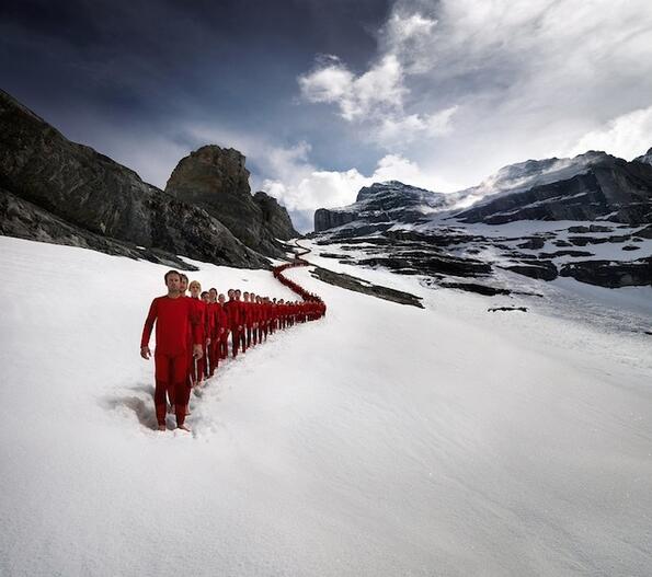 Фотографиите на червените планинари - един различен рекламен проект
