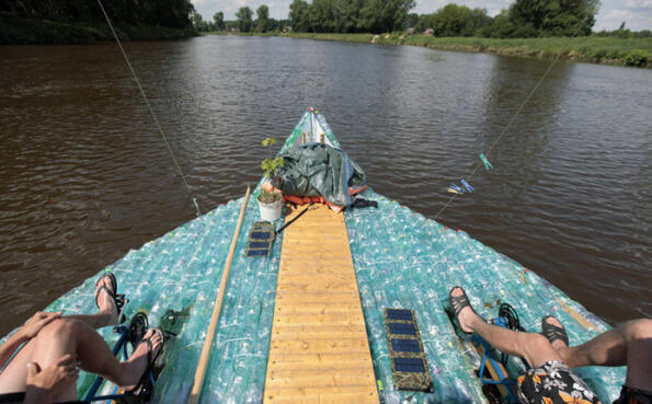 С лодка от PVC бутилки по река Елба