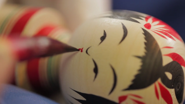 Как се изработват традиционни японски дървени кукли?