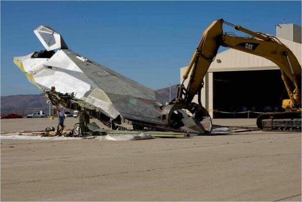 Как се унищожават бракуваните невидими самолети F-117 "Стелт"?