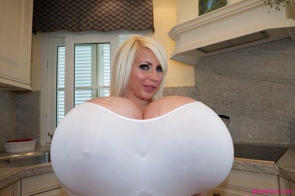 Ето я жената с най-големите изкуствени гърди в света