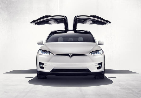Новият кросоувър на Tesla чупи рекорди
