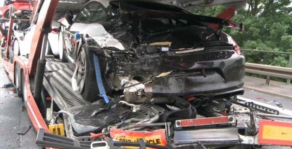 Трагедия: Седем Porsche Cayman GT4 бяха потрошени едновременно от камион