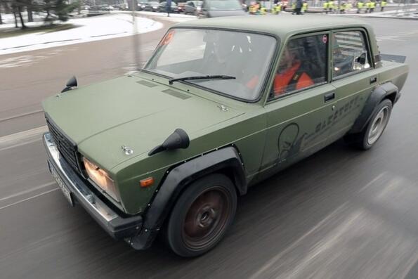 Съветски звяр с немска душа: Лада V8 от BMW 7 Series