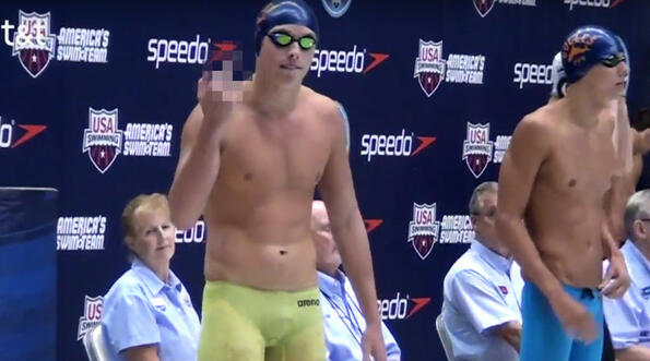 Защо един канадски плувец показва среден пръст на баща си преди всяко състезание?