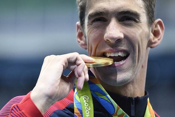 Чудили ли сте се защо олимпийците хапят медалите си?