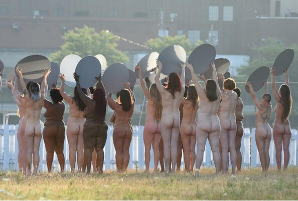 Браво момичета: Повече от 100 голи жени против Доналд Тръмп