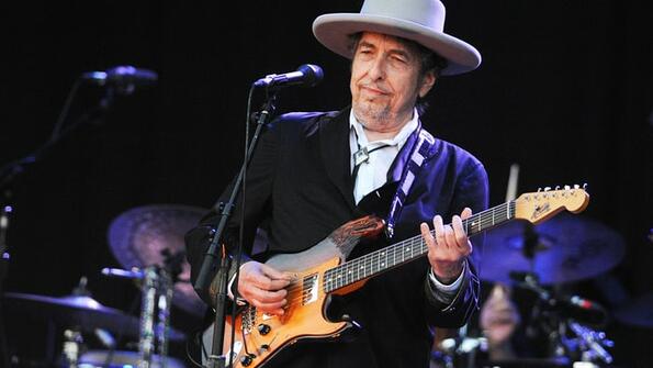 Боб Дилън не отговаря на обажданията на Нобеловия комитет