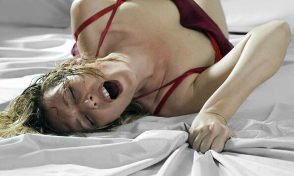 Учени разкриха защо жените пъшкат в леглото