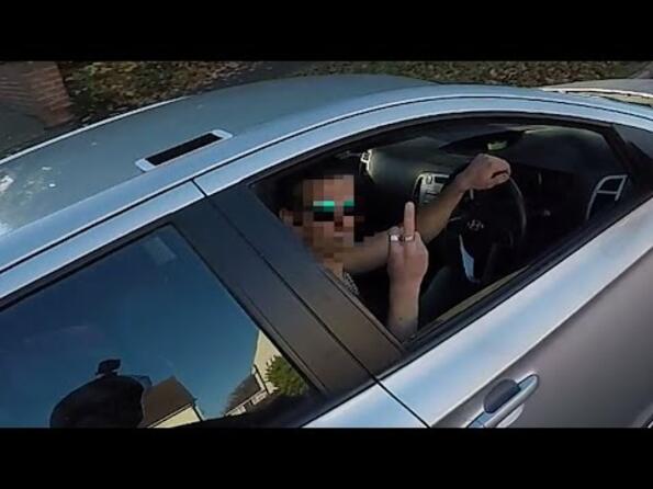 Клип на деня: Моторист наказа груб шофьор и го научи на обноски