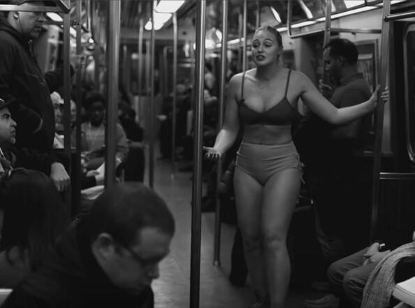 Извесният модел Искра Лорънс се съблече в метрото! Имаме го заснето!