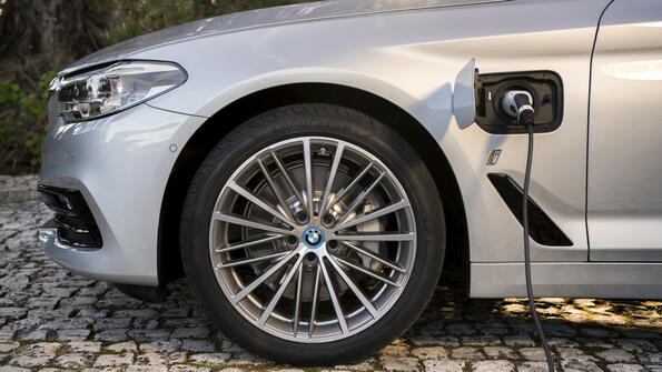 BMW показа 5-та серия с разход под 2 л/100 км