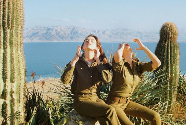 Уникални снимки от ежедневието на младите жени в армията на Израел