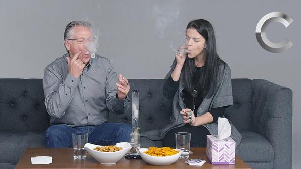Видео на деня: Родители и деца пушат марихуана заедно за първи път