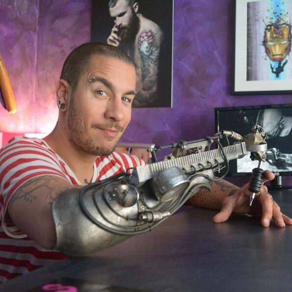 Шейтън Танет – майсторът татуист с една ръка!