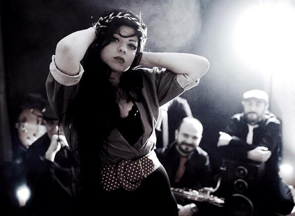Amy Winehouse оживява на сцената на *Mixtape 5* на 1 април!