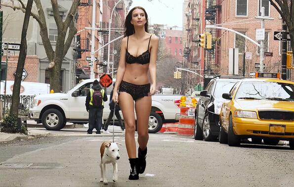 Емили Ратайковски разхожда кучето си по бельо
