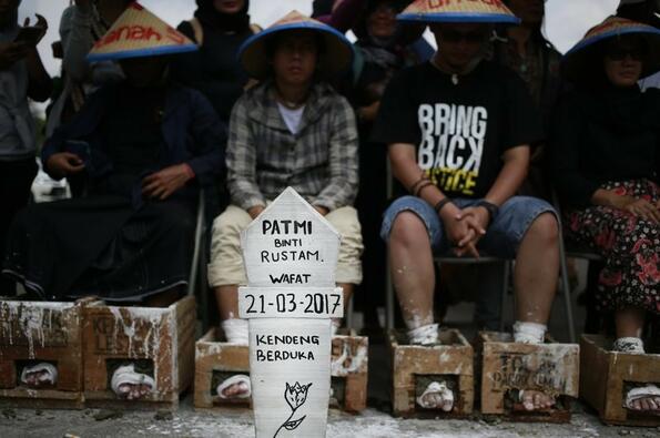Протест по индонезийски: Фермери си циментираха краката