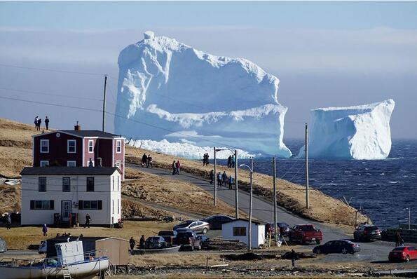 Гигантски 45-метров айсберг доплава покрай Канада
