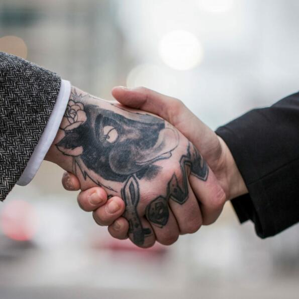 Най-приятелските работни места за татуираните хора