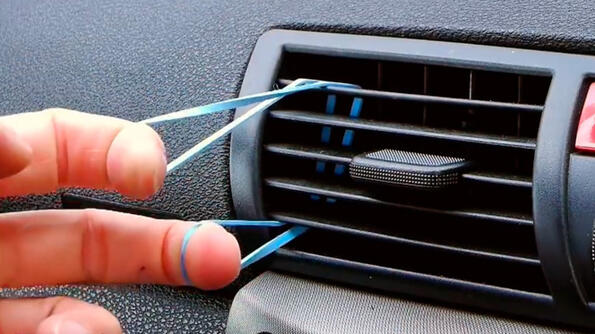 Съвет без думи: Направи си стойка за телефон в колата за 10 секунди!