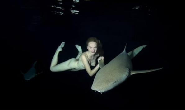 Моделът Ирина Британова заплува гола с акулите