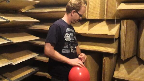 Видео на деня: как гърми балон в ехо камера и в камера без ехо!