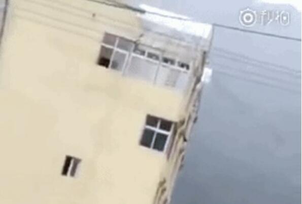 Видео на деня: 5-етажен блок пада във водата