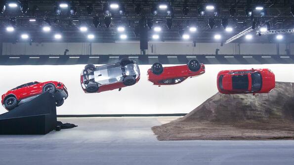 Нещо което не си виждал до сега: невероятна каскада на Jaguar E-Pace и нов световен рекорд!