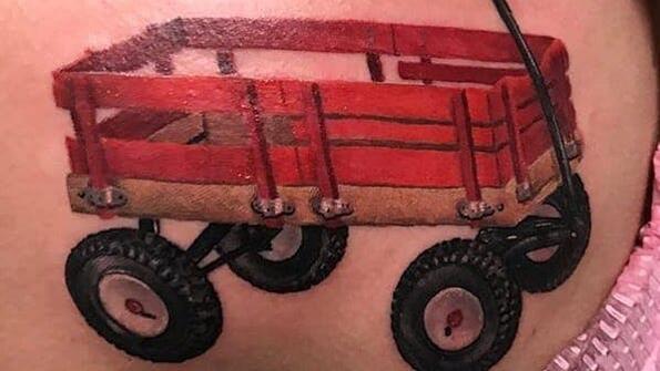 Защо хората си татуират малки червени колички?