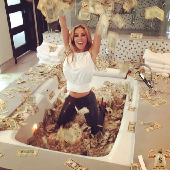 Вана пълна с пари, златно шампанско и лични самолети: с какво се хвалят богатите хора!