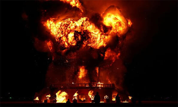 На фестивала Burning Man наистина изгоря човек!