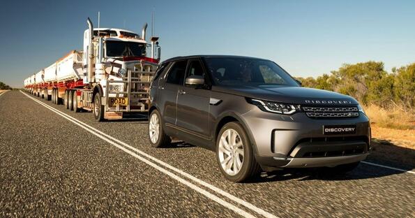 Land Rover Discovery изтегли тир със 7 ремаркета!
