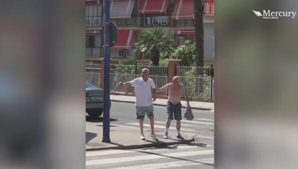 Цялата история на живота ни в едно видео: двама пияни се опитват да пресекат
