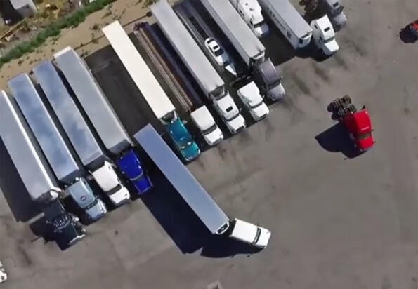 Я виж как се паркира брутално голям камион от професионалист!