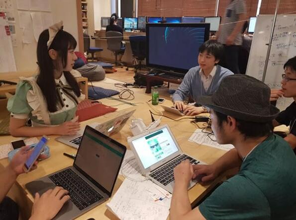 В учебно заведение в Токио студентите изучават програмиране в компанията на малки "прислужници"