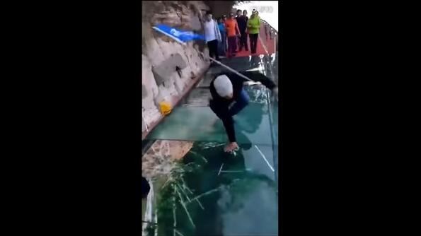 Стъклен мост в Китай се чупи под краката на минувачите