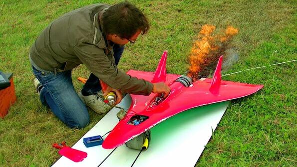 Inferno: или как се вдигат 200 метра в секунда с играчка самолет!