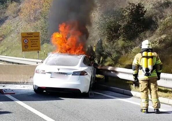 Я виж как се гаси горяща Tesla Model S с 11 тона вода