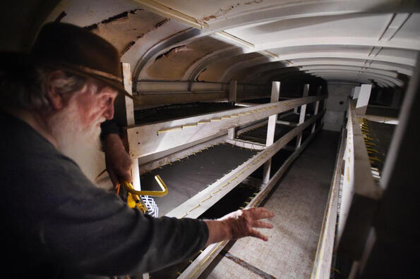 Канадец 50 години строи бункер от 40 и повече училищни автобуса! Виж го!