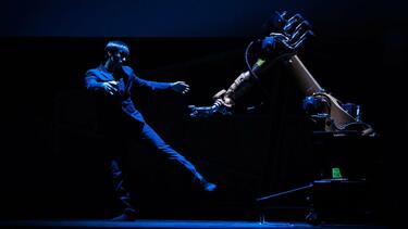 Танцът на робот и човек: нов вид изкуство!