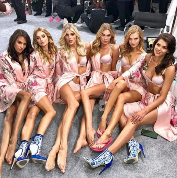 <p>На 20 ноември се проведе дългоочакваното модно шоу на марката за бельо Victoria's Secret. То се състоя в Шанхай, Китай и момичетата бяха неотразими както винаги. В грандиозното ревю се изявиха както познатите ни ангели, така и момичета, които дебютираха на модния подиум за <span><span style="background-image: url(../img/wline.gif);">бранда</span></span>.</p>
<p>Ето ги и най-горещите моменти от събитието!</p>