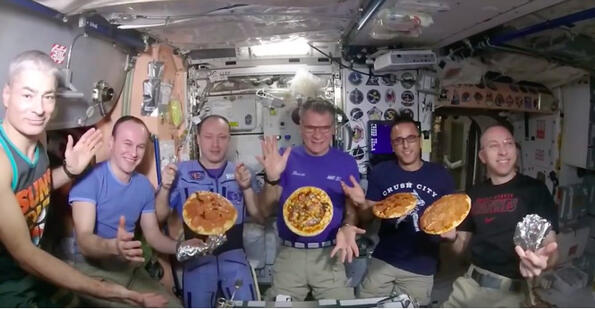 Космонавтите от МКС приготвиха пица направо на орбита! (Видео)