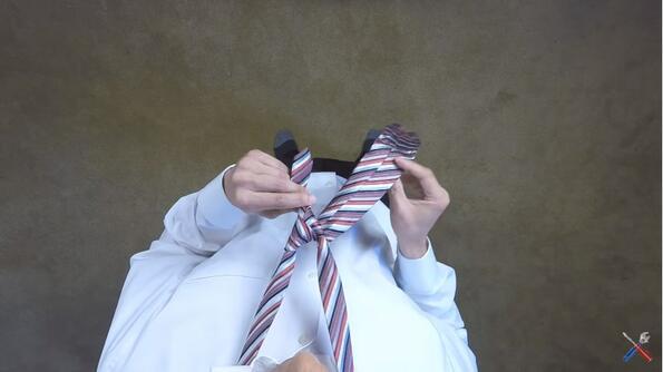Видео показва най-лесния начин за връзване на вратовръзка