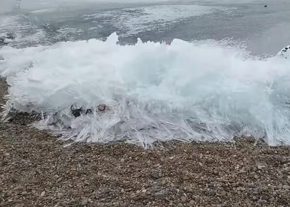 Виж как замръзва най- дълбокото езеро на планетата!!!