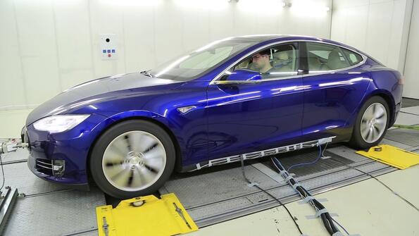 Нова мощ за Tesla: виж как се движи Model S с три електромотора!
